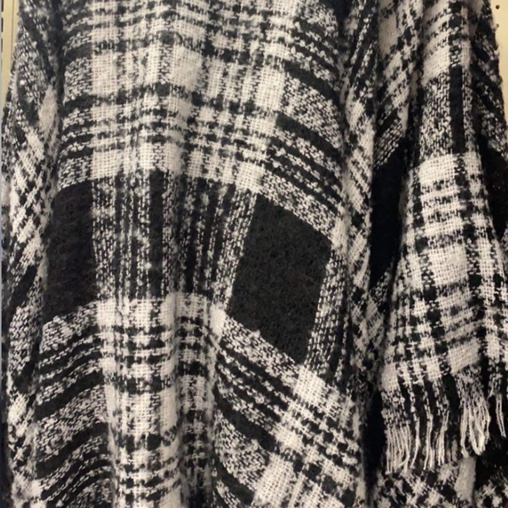 Poncho 🖤🤍 - Picture 4 of 5